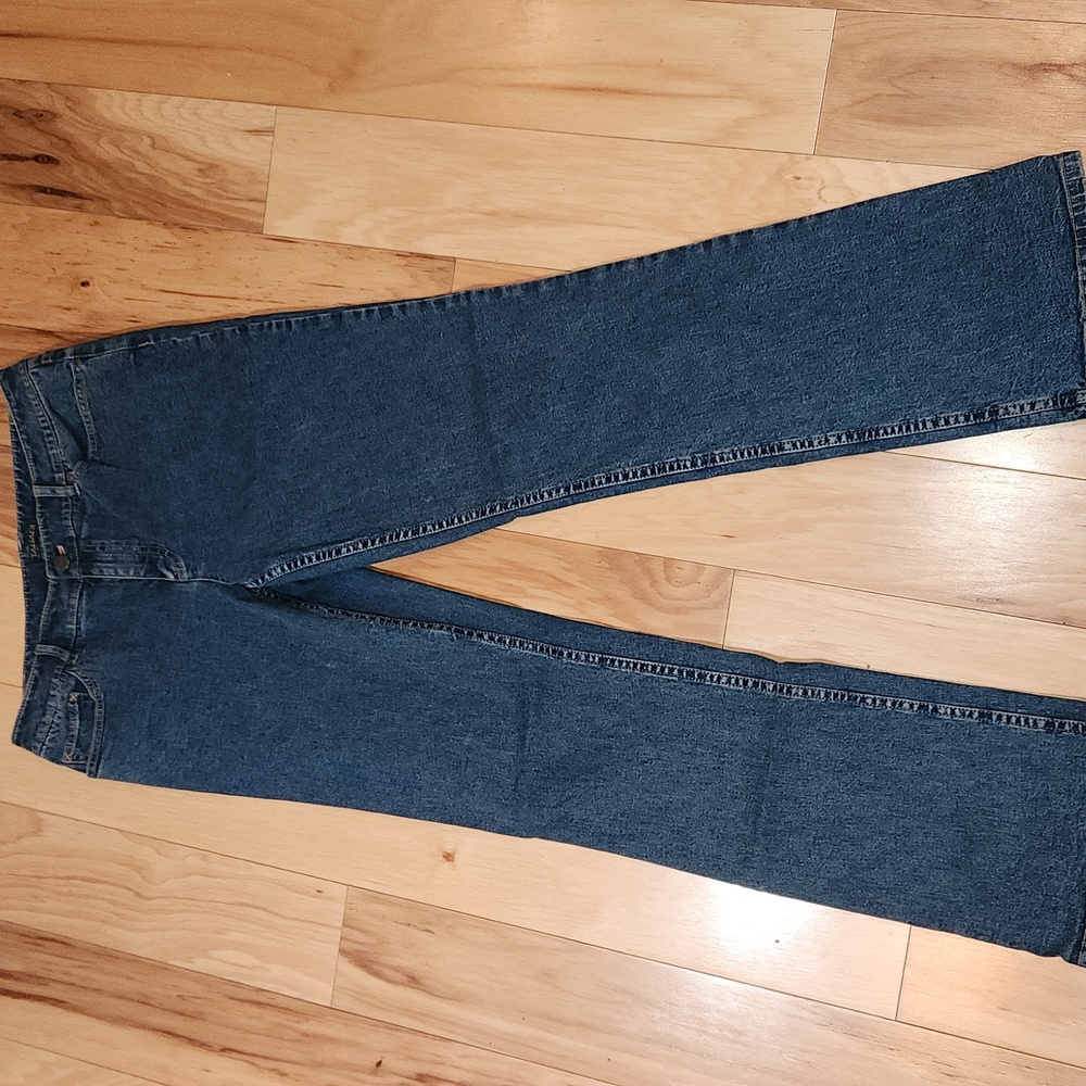 Tahari mid rise bootcut jeans. Size 6